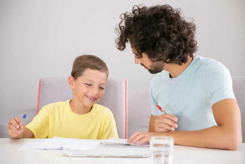 Criança a estudar com adulto | Serviço de Psicologia Educacional | Psicofoz - Guarda