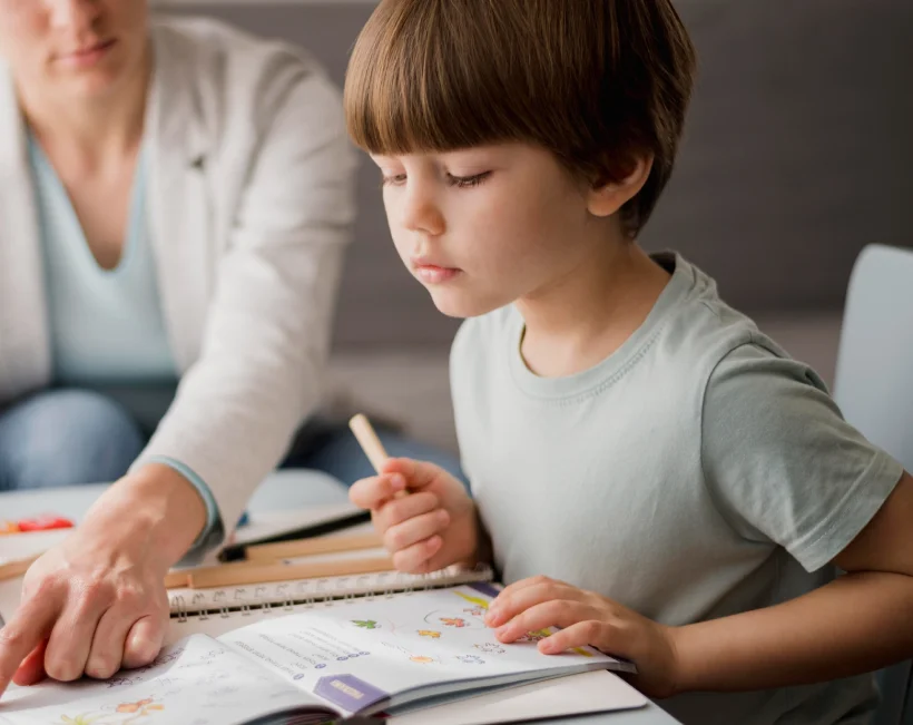 Criança a estudar com adulto | Serviço de Psicologia Educacional | Psicofoz - Guarda