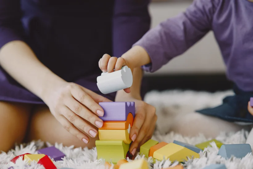 Criança a brincar e jogar com adulto | Serviço de Intervenção Precoce | Psicofoz - Guarda