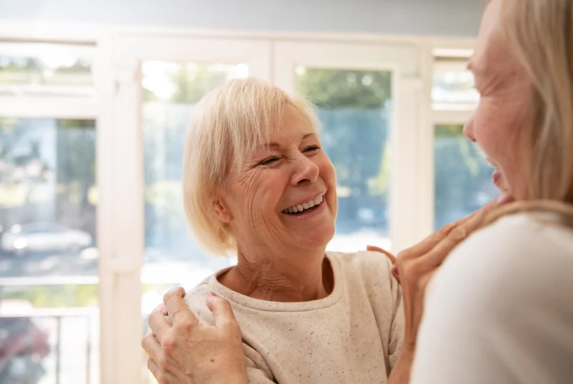 Idosas felizes abraçadas | Serviço de Apoio a Idosos | Psicofoz - Guarda