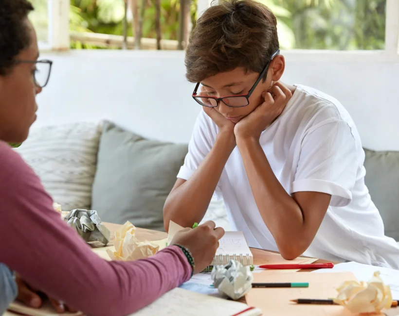 Jovem adolescente a resolver exercício | Serviço de Orientação Vocacional | Psicofoz - Guarda